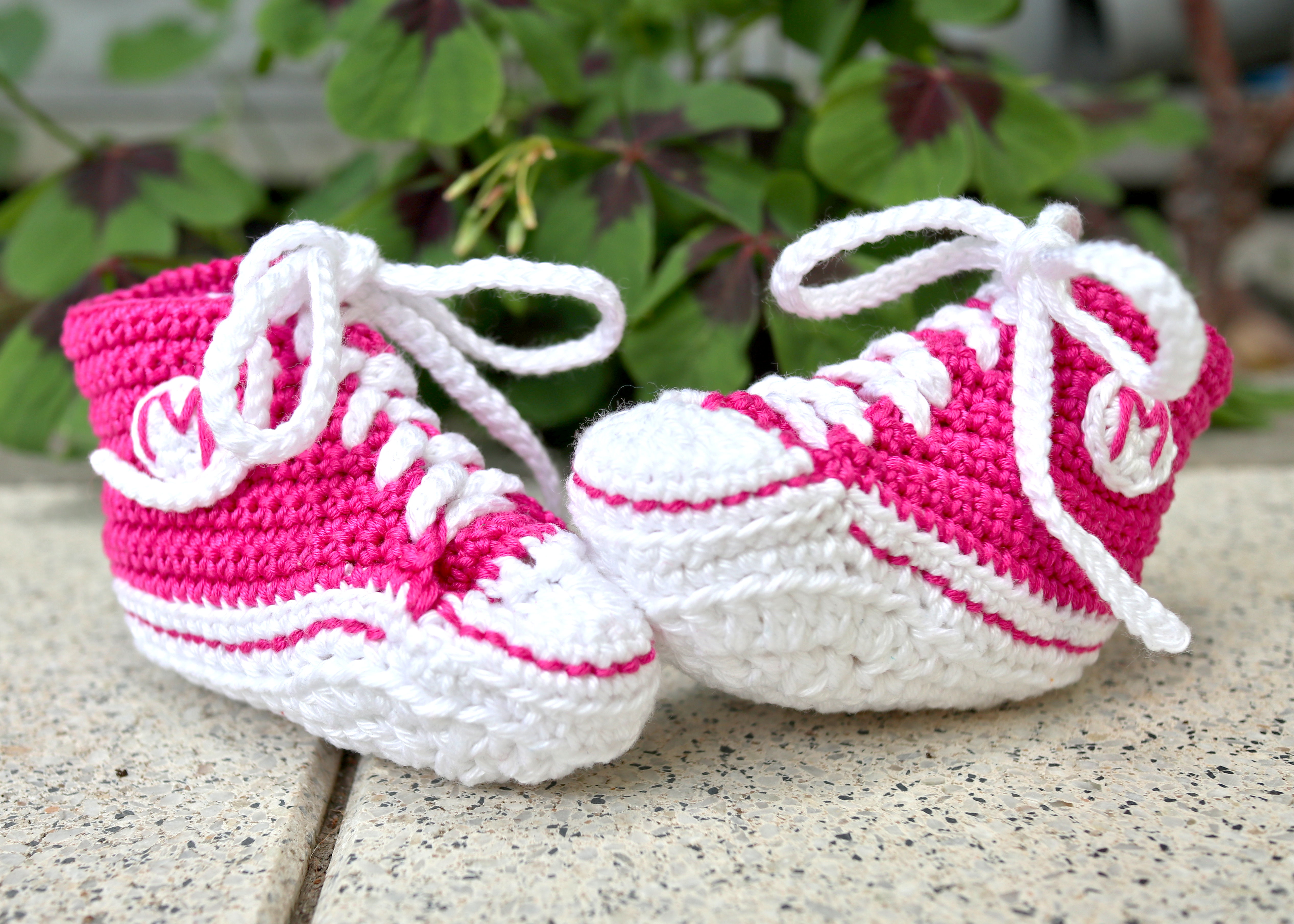 Gehäkelte Baby-Chucks, Farbe cyclam (pink)