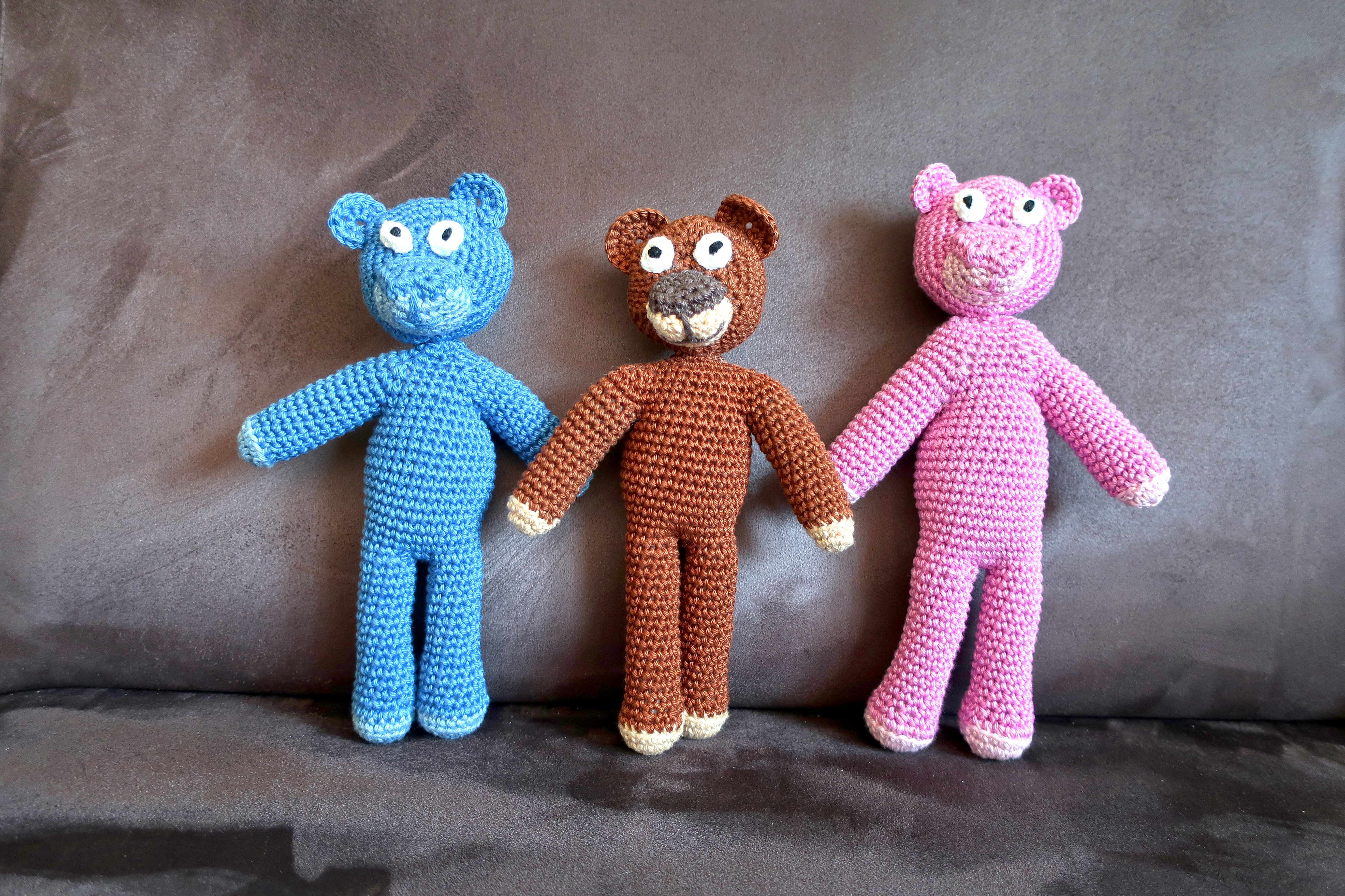 Drei gehäkelte Kuschelbären "Bärli". 1x blau, 1x braun, 1x pink.