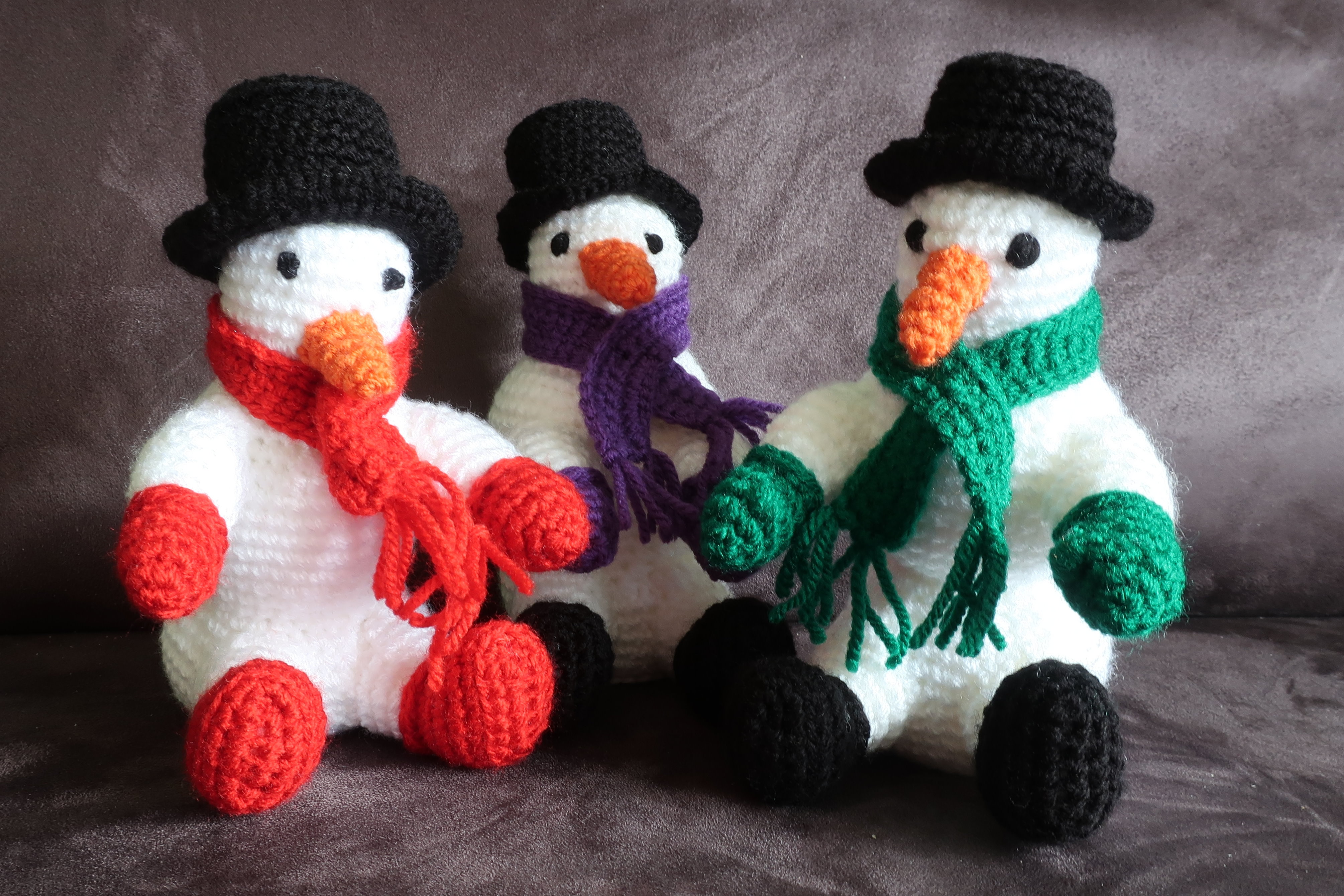 3 gehäkelte Schneemänner "Frosti" 3 gehäkelte Schneemänner "Frosti"